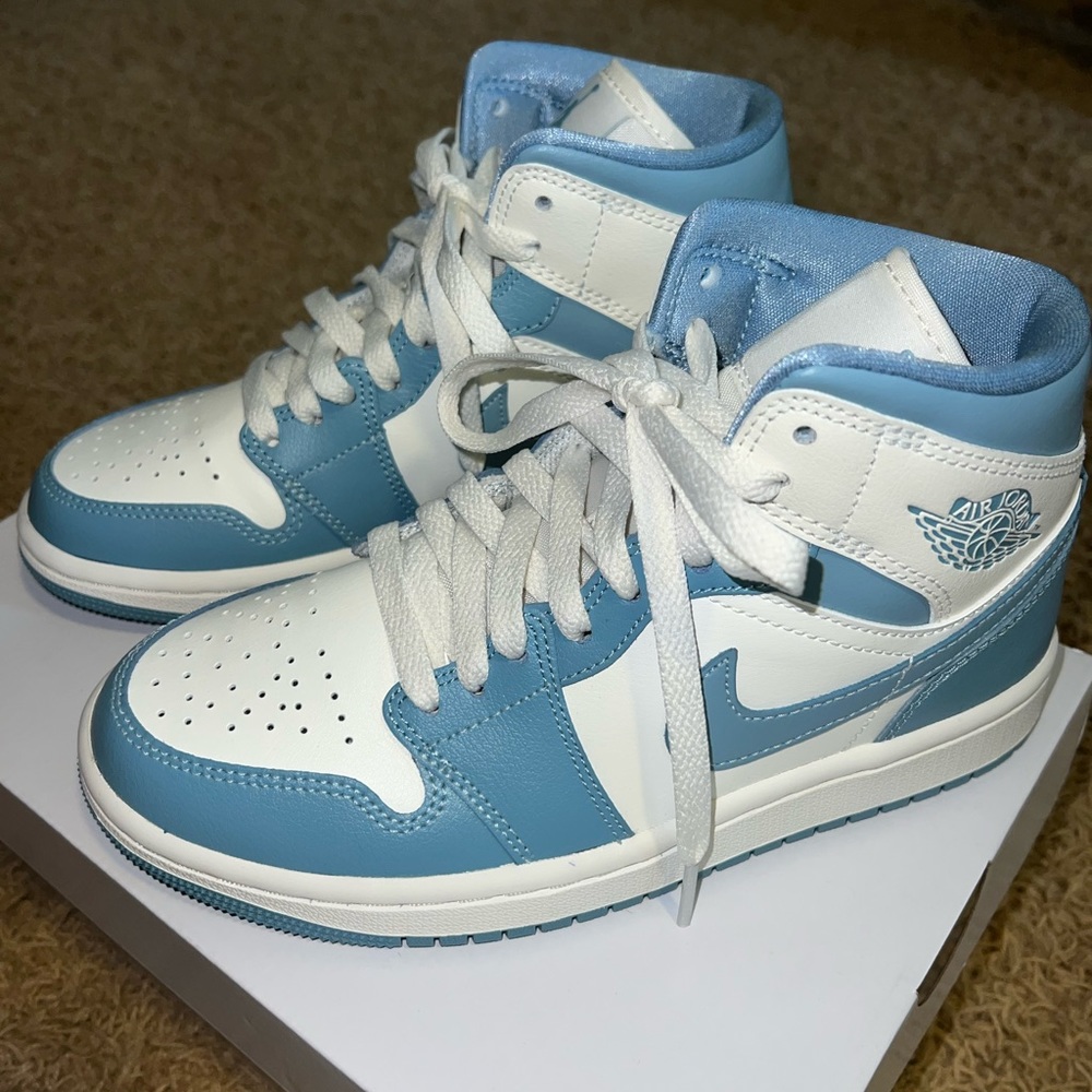 Woman’s Air Jordan 1 Mid. NEVER WORN